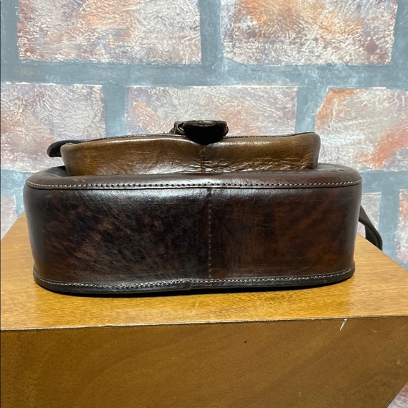 ANNA CAINZO : Brown Crossbody Bag with Flap Closure and Adjustable Strap - Picture 7 of 13